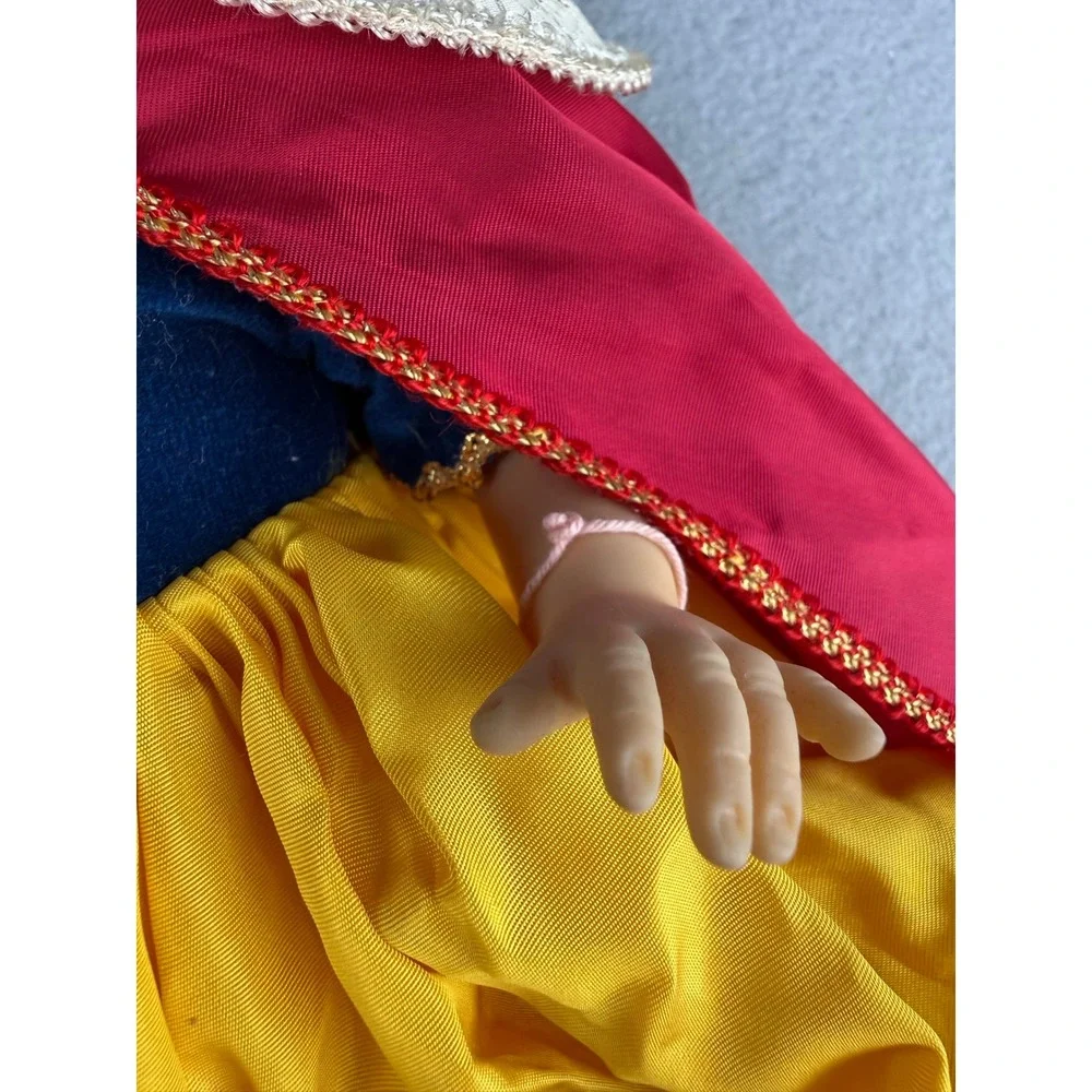 Vintage Madame Alexander Snow White Doll Red Blue Yellow‎ Cape Princess Outfit